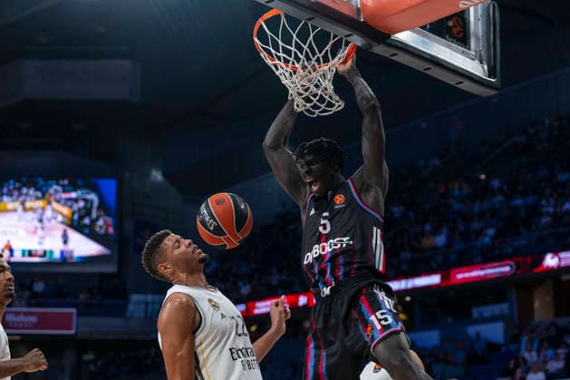 December 18, 2025, Madrid, Madrid, Spain: MOUHAMED FAYE of Paris Basketball dunk the ball in the face of WALTER TAVARES of Real Madrid CF during the Turkish Airlines EuroLeague 2025 2026 season game between REAL MADRID Vs of PARIS BASKETBALL at the Movistar Arena on December 18, 2025, in Madrid, Spain. Madrid Spain - ZUMAc312 20251218_zsp_c312_203 Copyright: xOscarxManuelxSanchezx