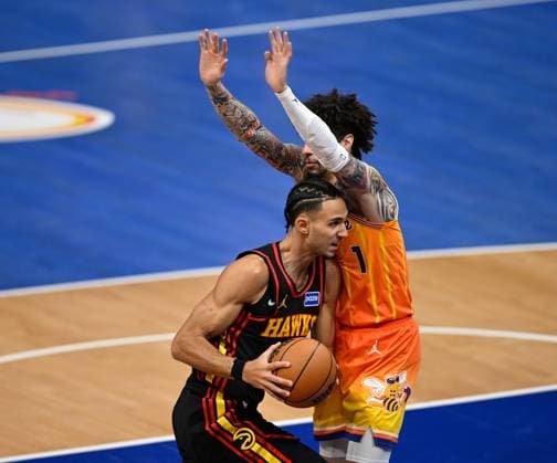 Charlotte Hornets v Atlanta Hawks - NBA, Basketball Herren, USA CHARLOTTE, USA - DECEMBER 18: Charlotte Hornets LaMelo Ball blocks Atlanta Hawks Zaccharie Risacher during NBA basketball game between Charlotte Hornets and Atlanta Hawks at the Spectrum Center in Charlotte NC, United States on December 18, 2025. Peter Zay Anadolu Charlotte United States. Editorial use only. Please get in touch for any other usage.  Copyright: x2025xAnadoluxPeterxZayx