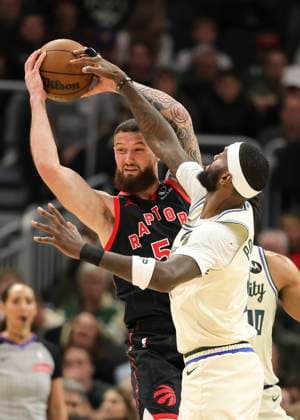 (251219) -- MILWAUKEE, Dec. 19, 2025 -- Toronto Raptors Sandro Mamukelashvili (L) and Milwaukee Bucks Bobby Portis battle for a rebound during the 2025-2026 NBA, Basketball Herren, USA regular season game between Milwaukee Bucks and Toronto Raptors in Milwaukee, the United States, on Dec. 18, 2025. (Photo by Xinhua) (SP)U.S.-MILWAUKEE-BASKETBALL-NBA-BUCKS VS RAPTORS JoelxLerner 