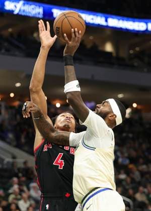 (251219) -- MILWAUKEE, Dec. 19, 2025 -- Milwaukee Bucks Bobby Portis (R) shoots the ball over Toronto Raptors Scottie Barnes during the 2025-2026 NBA, Basketball Herren, USA regular season game between Milwaukee Bucks and Toronto Raptors in Milwaukee, the United States, on Dec. 18, 2025. (Photo by Xinhua) (SP)U.S.-MILWAUKEE-BASKETBALL-NBA-BUCKS VS RAPTORS JoelxLerner 