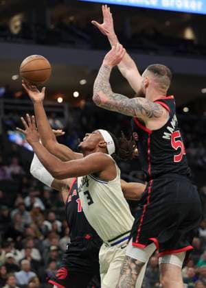 (251219) -- MILWAUKEE, Dec. 19, 2025 -- Milwaukee Bucks Myles Turner (C) goes to the basket during the 2025-2026 NBA, Basketball Herren, USA regular season game between Milwaukee Bucks and Toronto Raptors in Milwaukee, the United States, on Dec. 18, 2025. (Photo by Xinhua) (SP)U.S.-MILWAUKEE-BASKETBALL-NBA-BUCKS VS RAPTORS JoelxLerner 