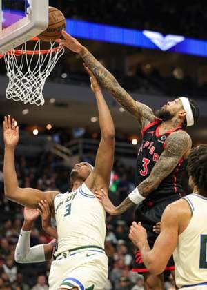 (251219) -- MILWAUKEE, Dec. 19, 2025 -- Milwaukee Bucks Myles Turner (L) and Toronto Raptors Brandon Ingram (top) battle of a rebound during the 2025-2026 NBA, Basketball Herren, USA regular season game between Milwaukee Bucks and Toronto Raptors in Milwaukee, the United States, on Dec. 18, 2025. (Photo by Xinhua) (SP)U.S.-MILWAUKEE-BASKETBALL-NBA-BUCKS VS RAPTORS JoelxLerner 