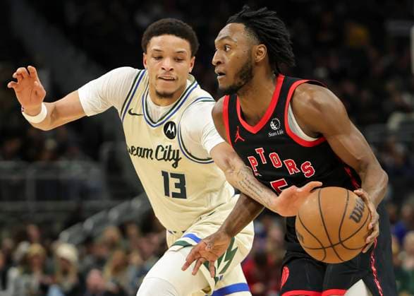 (251219) -- MILWAUKEE, Dec. 19, 2025 -- Milwaukee Bucks Ryan Rollins (L) defends Toronto Raptors Immanuel Quickley during the 2025-2026 NBA, Basketball Herren, USA regular season game between Milwaukee Bucks and Toronto Raptors in Milwaukee, the United States, on Dec. 18, 2025. (Photo by Xinhua) (SP)U.S.-MILWAUKEE-BASKETBALL-NBA-BUCKS VS RAPTORS JoelxLerner 