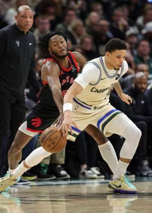 (251219) -- MILWAUKEE, Dec. 19, 2025 -- Toronto Raptors Immanuel Quickley (L) steals the ball from Milwaukee Bucks Ryan Rollins during the 2025-2026 NBA, Basketball Herren, USA regular season game between Milwaukee Bucks and Toronto Raptors in Milwaukee, the United States, on Dec. 18, 2025. (Photo by Xinhua) (SP)U.S.-MILWAUKEE-BASKETBALL-NBA-BUCKS VS RAPTORS JoelxLerner 