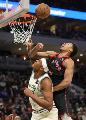 (251219) -- MILWAUKEE, Dec. 19, 2025 -- Milwaukee Bucks Myles Turner (L) and Toronto Raptors Scottie Barnes battle for a rebound during the 2025-2026 NBA, Basketball Herren, USA regular season game between Milwaukee Bucks and Toronto Raptors in Milwaukee, the United States, on Dec. 18, 2025. (Photo by Xinhua) (SP)U.S.-MILWAUKEE-BASKETBALL-NBA-BUCKS VS RAPTORS JoelxLerner 