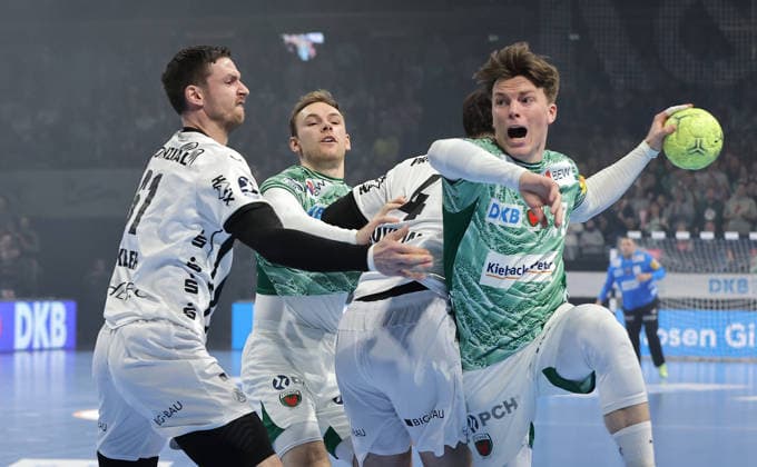 Hendrik Pekeler, Mathias Gidsel, Domagoj Duvnjak, Nils Lichtlein am Ball Zweikampf Spielszene Aktion Handball DHB Pokal Viertelfinale Herren Saison 2025 2026 18.12.2025 Füchse Berlin vs THW Kiel