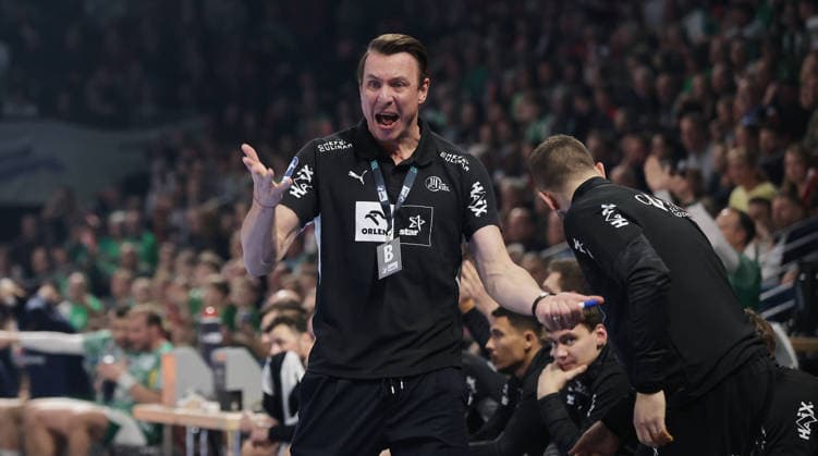 Trainer Filip Jicha schimpft gestikulierend Aktion Oberkörper Handball DHB Pokal Viertelfinale Herren Saison 2025 2026 18.12.2025 Füchse Berlin vs THW Kiel