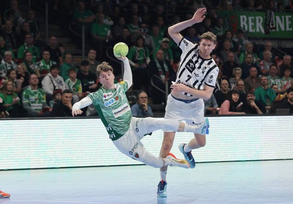 Nils Lichtlein am Ball, Magnus Landin Jacobsen Zweikampf Spielszene Aktion Handball DHB Pokal Viertelfinale Herren Saison 2025 2026 18.12.2025 Füchse Berlin vs THW Kiel