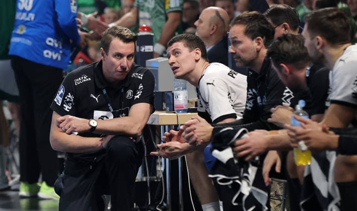 Coach Filip Jicha talks to Elias Ellefsen a Skipagotu Sport Handball DHB Pokal Quarterfinals Men Season 2025 2026 18 12 2025 Füchse Berlin vs THW Kiel