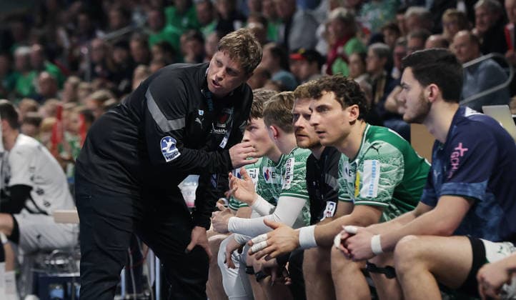 Coach Nicolej Krickau talks to Lukas Herburger Sport Handball DHB Cup quarter-finals mens season 2025 2026 18 12 2025 Füchse Berlin vs THW Kiel