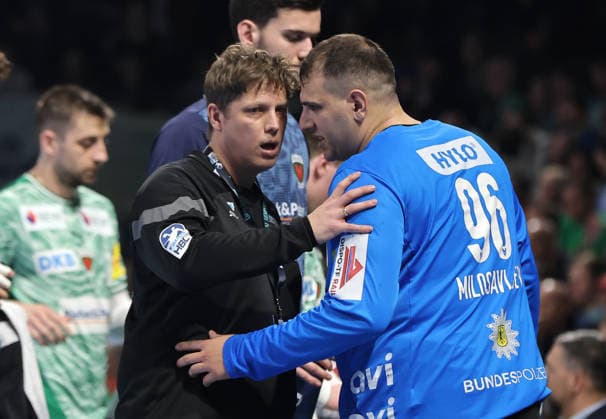 Coach Nicolej Krickau talks to goalkeeper Dejan Milosavljev Upper body action Sport Handball DHB Cup quarter-finals mens season 2025 2026 18 12 2025 Füchse Berlin vs THW Kiel