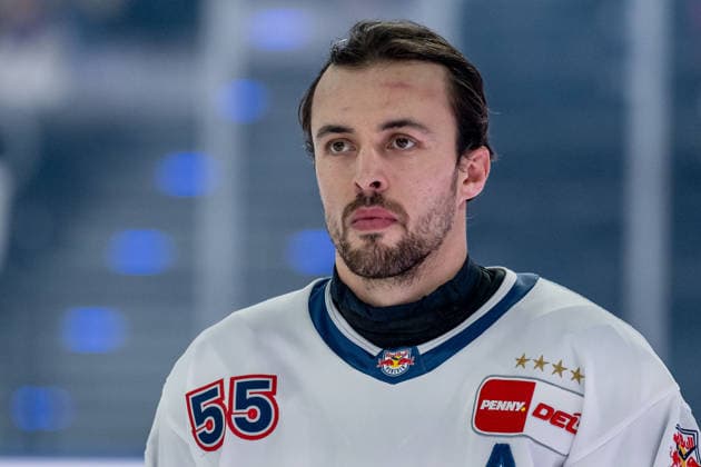 Fabio Wagner (EHC Red Bull Muenchen, 55) bei den Starting Six Portrait Portraet GER, EHC Red Bull Muenchen vs. Schwenninger Wild Wings, Eishockey, DEL, 29. Spieltag, Saison 2025 2026, 18.12.2025. GER, EHC Red Bull Muenchen vs. Schwenninger Wild Wings, Eishockey, DEL, 29. Spieltag, Saison 2025 2026, 18.12.2025. Muenchen *** Fabio Wagner EHC Red Bull Muenchen, 55 in the Starting Six Portrait Portrait GER, EHC Red Bull Muenchen vs Schwenninger Wild Wings, Ice Hockey, DEL, Matchday 29, Season 2025 2026, 18 12 2025 GER, EHC Red Bull Muenchen vs Schwenninger Wild Wings, Ice Hockey, DEL, Matchday 29, Season 2025 2026, 18 12 2025 Muenchen Copyright: xEibner-Pressefoto HeikexFeinerx EP_HFR