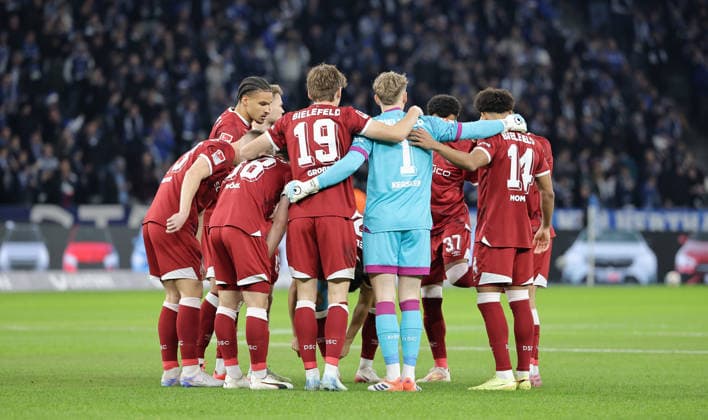 Bielefeld team circle swear in before the start of the match Ritual Sport Football Soccer DFL 2 Bundesliga Men 17 Matchday Season 2025 2026 19 12 2025 Hertha BSC Berlin vs DSC Arminia Bielefeld DFL regulations prohibit any use of photographs as image sequences and or quasi video