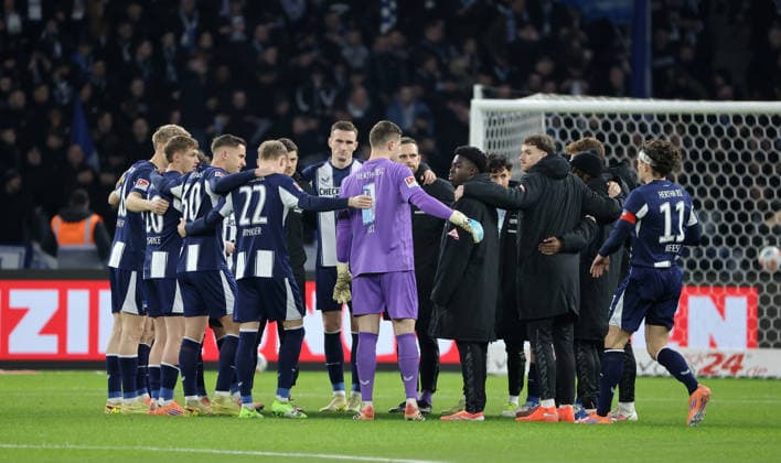 Berlin team circle swearing in before the start of the match Ritual Sport Football Soccer DFL 2 Bundesliga Men 17 Matchday Season 2025 2026 19 12 2025 Hertha BSC Berlin vs DSC Arminia Bielefeld DFL regulations prohibit any use of photographs as image sequences and or quasi video