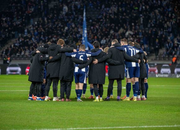 Soccer, Men, Season 2025 2026, 2 Bundesliga 17 Matchday , Hertha BSC Arminia Bielefeld, Hertha in the circle, 19 12 2025, Copyright: xMatthiasxKochx