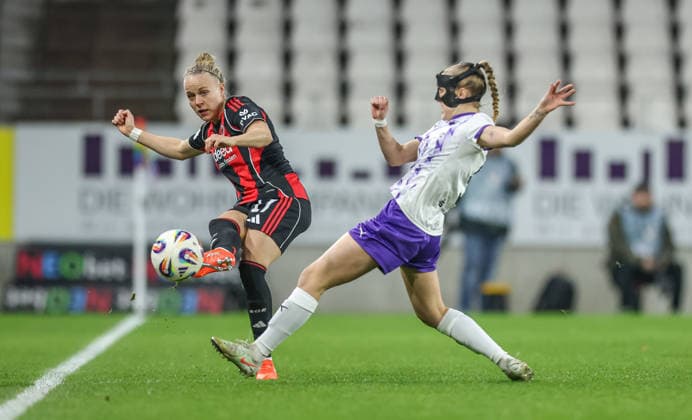 GER, Essen, SGS Essen vs Eintracht Frankfurt, Google Pixel Frauen Bundesliga, Fußball, DFB, Spielzeit 2025 2026, Stadion an der Hafenstraße , 14 Spieltag im Bild v l Nadine Riesen Eintracht Frankfurt 22 , Paula Flach SGS Essen 5 DFB DFL REGULATIONS PROHIBIT ANY USE OF PHOTOGRAPHS AS IMAGE SEQUENCES AND OR QUASI VIDEO, 19 12 2025 Copyright: HMBxMedia HendrikxHamelau