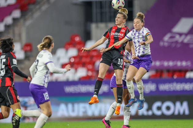 GER, Essen, SGS Essen vs Eintracht Frankfurt, Google Pixel Frauen Bundesliga, Fußball, DFB, Spielzeit 2025 2026, Stadion an der Hafenstraße , 14 Spieltag im Bild v l Laura Freigang Eintracht Frankfurt 10 , Jette ter Horst SGS Essen 6 ,Kopfballduell DFB DFL REGULATIONS PROHIBIT ANY USE OF PHOTOGRAPHS AS IMAGE SEQUENCES AND OR QUASI VIDEO, 19 12 2025 Copyright: HMBxMedia HendrikxHamelau