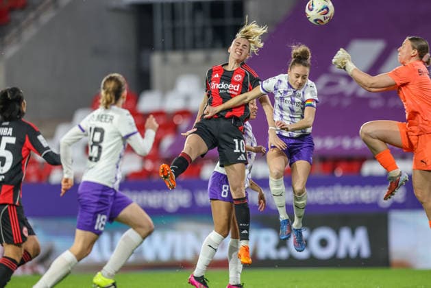 GER, Essen, SGS Essen vs Eintracht Frankfurt, Google Pixel Frauen Bundesliga, Fußball, DFB, Spielzeit 2025 2026, Stadion an der Hafenstraße , 14 Spieltag im Bild v l Laura Freigang Eintracht Frankfurt 10 , Jette ter Horst SGS Essen 6 ,Kopfballduell DFB DFL REGULATIONS PROHIBIT ANY USE OF PHOTOGRAPHS AS IMAGE SEQUENCES AND OR QUASI VIDEO, 19 12 2025 Copyright: HMBxMedia HendrikxHamelau