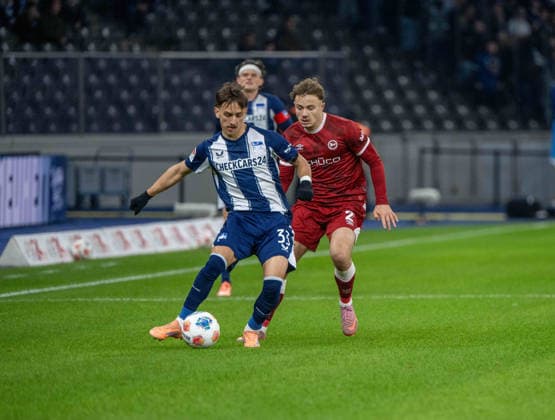 Soccer, Men, Season 2025 2026, 2 Bundesliga 17 Matchday , Hertha BSC Arminia Bielefeld, v l Michal Karbownik Hertha BSC , Felix Hagmann Bielefeld , 19 12 2025, Copyright: xMatthiasxKochx