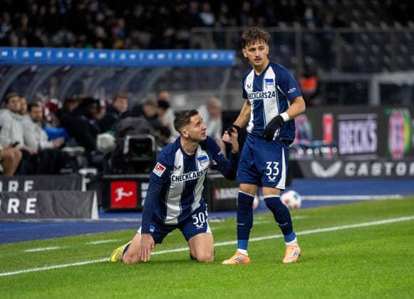 Soccer, Men, Season 2025 2026, 2 Bundesliga 17 Matchday , Hertha BSC Arminia Bielefeld, v l Paul Seguin Hertha BSC , Michal Karbownik Hertha BSC , 19 12 2025, Copyright: xMatthiasxKochx