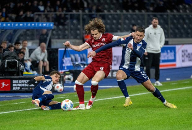 Soccer, Men, Season 2025 2026, 2 Bundesliga 17 Matchday , Hertha BSC Arminia Bielefeld, f l Michal Karbownik Hertha BSC , Mael Corboz Bielefeld , Paul Seguin Hertha BSC , 19 12 2025, Copyright: xMatthiasxKochx