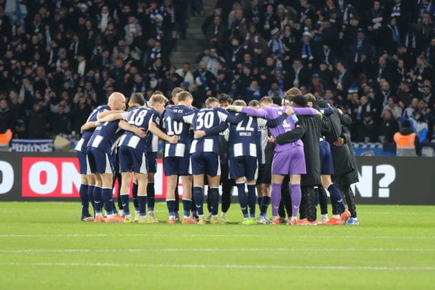 19 12 2025 Soccer Men 2025 2026 2 Bundesliga 17 Matchday Hertha BSC DSC Arminia Bielefeld Olympiastadion Berlin Hetha BSC players circle before the match Berlin Berlin Germany