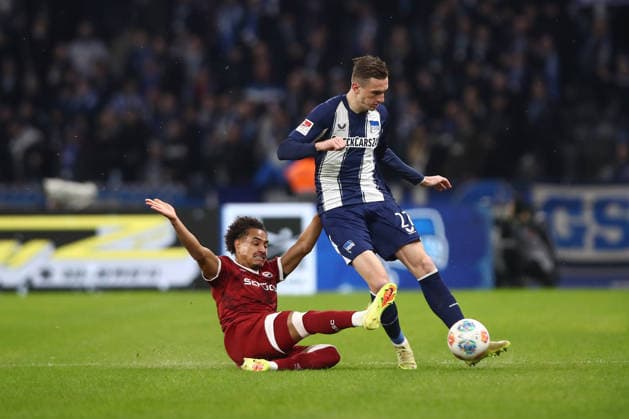 19 12 2025, xtgx, Soccer 2 Bundesliga, Hertha BSC Berlin Arminia Bielefeld emspor, v l Monju Momuluh Bielefeld, 14 , Niklas Kolbe Hertha, 27 duel, fight, tackle DFL DFB REGULATIONS PROHIBIT ANY USE OF PHOTOGRAPHS as IMAGE SEQUENCES and or QUASI VIDEO Berlin