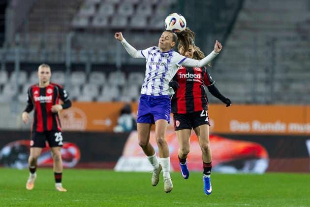 Google Pixel Womens Bundesliga SGS Essen Eintracht Frankfurt 19 12 2025 Ereleta Memeti Eintracht Frankfurt, 27 , Shari van Belle SGS Essen, 14 on matchday 14 of the Google Pixel Womens Bundesliga in the match between SGS Essen and Eintracht Frankfurt on 19 12 2025 at the Hafenstraße stadium in Essen Copyright: xBEAUTIFULxSPORTS Meuselx