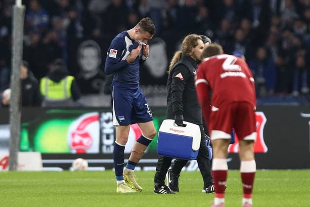 19 12 2025, xtgx, Fußball 2 Bundesliga, Hertha BSC Berlin Arminia Bielefeld emspor, v l Niklas Kolbe Hertha, 27 verletzt, Verletzung, injury, injured DFL DFB REGULATIONS PROHIBIT ANY USE OF PHOTOGRAPHS as IMAGE SEQUENCES and or QUASI VIDEO Berlin