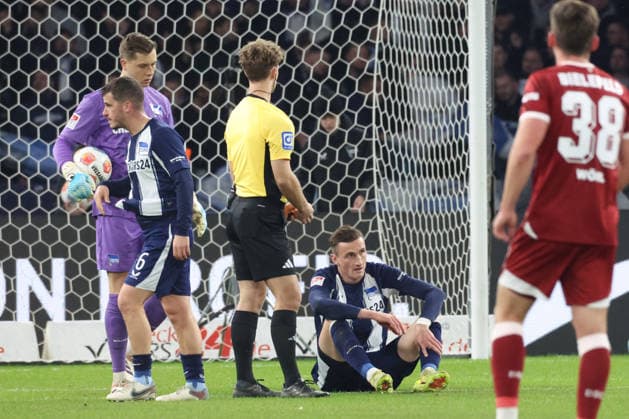 DEU, DFL, 2. FBL, Hertha BSC vs. Arminia Biefeld, 19.12.2025, Berliner Olympiastadion, Berlin, DEU, DFL, 2. FBL, Hertha BSC vs. Arminia Biefeld, im Bild Niklas Kolbe (Hertha BSC Berlin 27), verletzt DFL - regulations prohibit any use of Photographs as image sequences and or quasi-video nordphotoxGmbHx xEngler nph00076