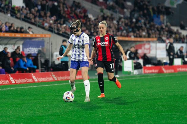 Paula Flach (SGS Essen, 5) and Pia-Sophie Wolter (Eintracht Frankfurt, 17) during the Google Pixel Frauen Bundesliga game between SGS Essen and Eintracht Frankfurt game at Stadion an der Hafenstraße in Essen, Germany Copyright: xLeoniexKiehlx xSPPx Sportspressphoto_SPR75301