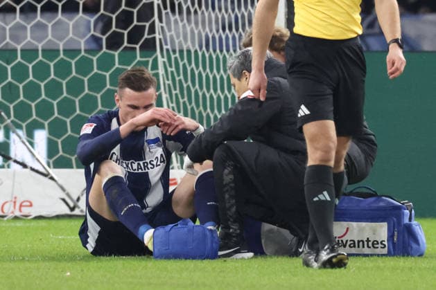 DEU, DFL, 2. FBL, Hertha BSC vs. Arminia Biefeld, 19.12.2025, Berliner Olympiastadion, Berlin, DEU, DFL, 2. FBL, Hertha BSC vs. Arminia Biefeld, im Bild Niklas Kolbe (Hertha BSC Berlin 27), verletzt DFL - regulations prohibit any use of Photographs as image sequences and or quasi-video nordphotoxGmbHx xEngler nph00076