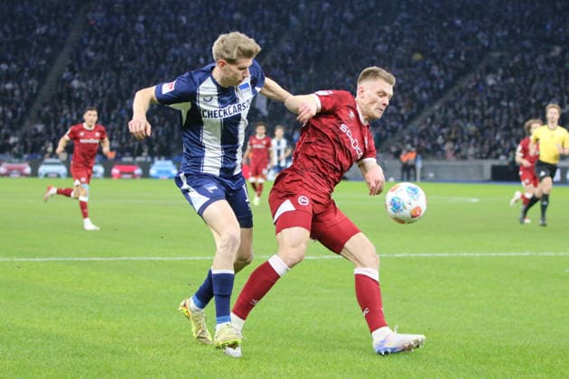 19 12 2025 Soccer Men 2025 2026 2 Bundesliga 17 Matchday Hertha BSC DSC Arminia Bielefeld Olympiastadion Berlin Luca Schuler Hertha, 18, blue in a duel with Leon Schneider Arminia, 23, red Berlin Berlin Germany