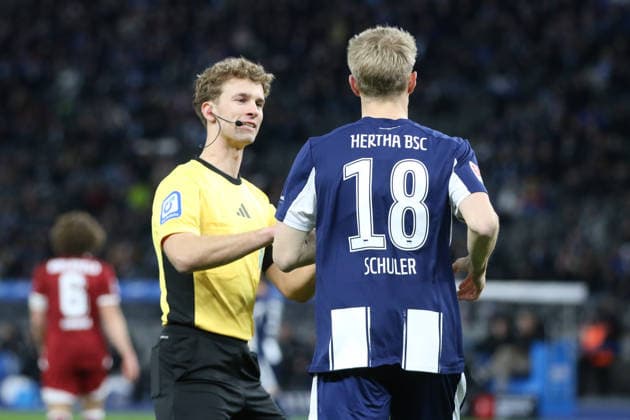 19 12 2025 Soccer Men 2025 2026 2 Bundesliga 17 Matchday Hertha BSC DSC Arminia Bielefeld Olympiastadion Berlin Jarno Wienefeld Referee admonishes Luca Schuler Hertha, 18, blue Berlin Berlin Germany