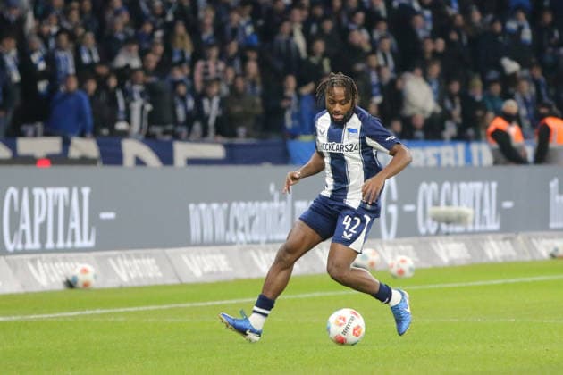 19 12 2025 Soccer Men 2025 2026 2 Bundesliga 17 Matchday Hertha BSC DSC Arminia Bielefeld Olympiastadion Berlin Deyovaisio Zeefuik Hertha, 42, blue on the ball Berlin Berlin Germany