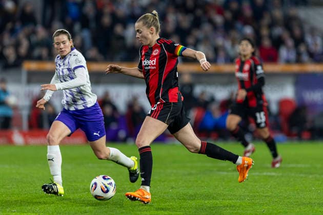 Google Pixel Womens Bundesliga SGS Essen Eintracht Frankfurt 19 12 2025 Laura Freigang Eintracht Frankfurt, 10 , Lena Ostermeier SGS Essen, 18 on matchday 14 of the Google Pixel Womens Bundesliga in the match between SGS Essen and Eintracht Frankfurt on 19 12 2025 at the Hafenstraße stadium in Essen Copyright: xBEAUTIFULxSPORTS Meuselx