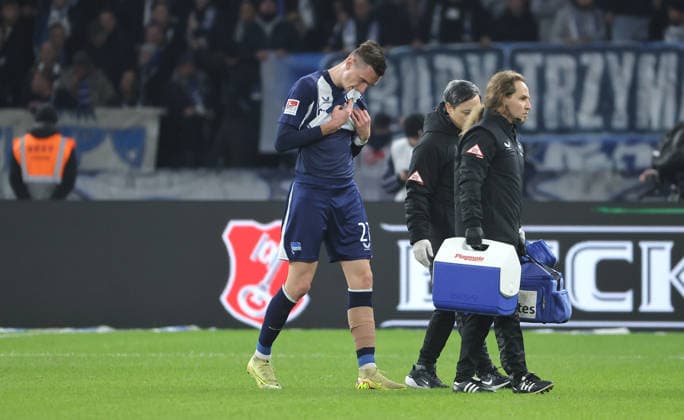 Niklas Kolbe leaves the pitch injured Sports Soccer Football DFL 2 Bundesliga Men 17 Matchday Season 2025 2026 19 12 2025 Hertha BSC Berlin vs DSC Arminia Bielefeld DFL regulations prohibit any use of photographs as image sequences and or quasi video