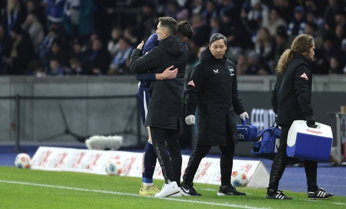 Coach Stefan Leitl, Niklas Kolbe leaves the pitch injured Sport Football Soccer DFL 2 Bundesliga Men 17 Matchday Season 2025 2026 19 12 2025 Hertha BSC Berlin vs DSC Arminia Bielefeld DFL regulations prohibit any use of photographs as image sequences and or quasi video