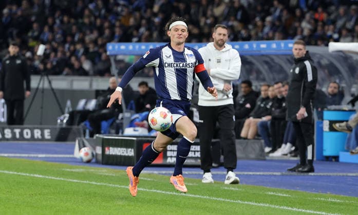 Fabian Reese on the ball, behind him coach Mitch Kniat DSC Sport Fußball DFL 2 Bundesliga Herren 17 Spieltag Saison 2025 2026 19 12 2025 Hertha BSC Berlin vs DSC Arminia Bielefeld DFL regulations prohibit any use of photographs as image sequences and or quasi video