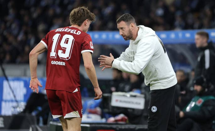 Trainer Mitch Kniat redet mit Maximilian Großer Aktion Oberkörper Fußball Fussball DFL 2.Bundesliga Herren 17. Spieltag Saison 2025 2026 19.12.2025 Hertha BSC Berlin vs. DSC Arminia Bielefeld DFL regulations prohibit any use of photographs as image sequences and or quasi-video *** Coach Mitch Kniat talks to Maximilian Großer Action Upper Body Sport Football Soccer DFL 2 Bundesliga Men 17 Matchday Season 2025 2026 19 12 2025 Hertha BSC Berlin vs DSC Arminia Bielefeld DFL regulations prohibit any use of photographs as image sequences and or quasi video