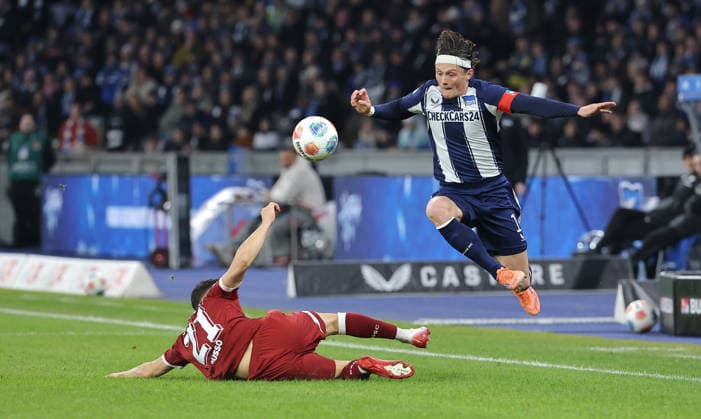 Stefano Russo, Fabian Reese duel match scene Action Sport Football Soccer DFL 2 Bundesliga Men 17 Matchday Season 2025 2026 19 12 2025 Hertha BSC Berlin vs DSC Arminia Bielefeld DFL regulations prohibit any use of photographs as image sequences and or quasi video