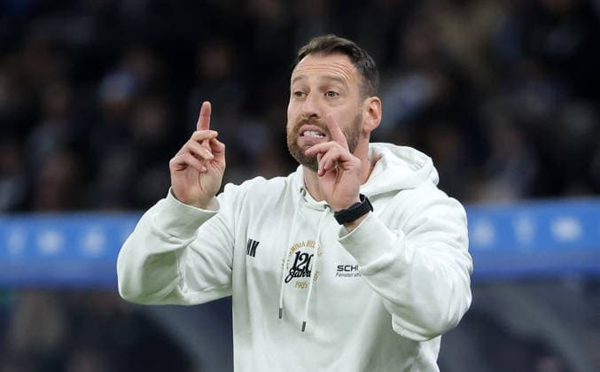 Coach Mitch Kniat gives instructions Action upper body Sport Soccer Football DFL 2 Bundesliga Men 17 Matchday Season 2025 2026 19 12 2025 Hertha BSC Berlin vs DSC Arminia Bielefeld DFL regulations prohibit any use of photographs as image sequences and or quasi video