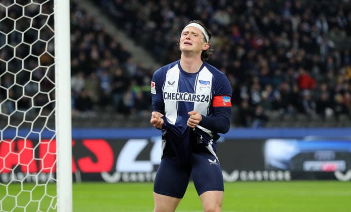 Fabian Reese enttäuscht nach vergebener Torchance Enttäuschung Aktion Oberkörper Fußball Fussball DFL 2.Bundesliga Herren 17. Spieltag Saison 2025 2026 19.12.2025 Hertha BSC Berlin vs. DSC Arminia Bielefeld DFL regulations prohibit any use of photographs as image sequences and or quasi-video *** Fabian Reese disappointed after missed goal chance Disappointment Action Upper body Sport Football Soccer DFL 2 Bundesliga Men 17 Matchday Season 2025 2026 19 12 2025 Hertha BSC Berlin vs DSC Arminia Bielefeld DFL regulations prohibit any use of photographs as image sequences and or quasi video