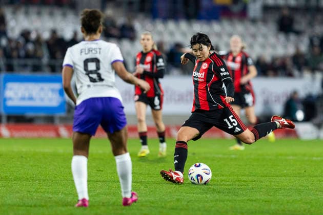 Google Pixel Frauen-Bundesliga: SGS Essen - Eintracht Frankfurt; 19.12.2025 Remina Chiba (Eintracht Frankfurt, 15) am 14. Spieltag der Google Pixel Frauen-Bundesliga im Spiel der SGS Essen gegen Eintracht Frankfurt am 19.12.2025 im Stadion an der Hafenstraße in Essen. Copyright: xBEAUTIFULxSPORTS Meuselx