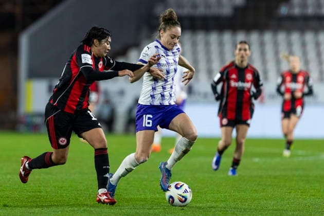 Google Pixel Frauen-Bundesliga: SGS Essen - Eintracht Frankfurt; 19.12.2025 Remina Chiba (Eintracht Frankfurt, 15), Jacqueline Meißner (SGS Essen, 16) am 14. Spieltag der Google Pixel Frauen-Bundesliga im Spiel der SGS Essen gegen Eintracht Frankfurt am 19.12.2025 im Stadion an der Hafenstraße in Essen. Copyright: xBEAUTIFULxSPORTS Meuselx
