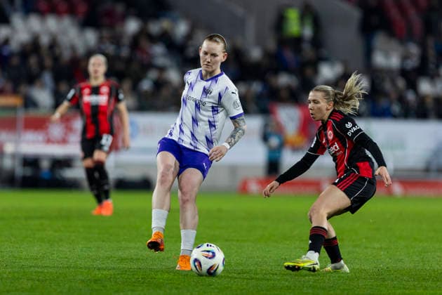 Google Pixel Frauen-Bundesliga: SGS Essen - Eintracht Frankfurt; 19.12.2025 Natasha Kowalski (SGS Essen, 10), Elisa Senß (Eintracht Frankfurt, 6) am 14. Spieltag der Google Pixel Frauen-Bundesliga im Spiel der SGS Essen gegen Eintracht Frankfurt am 19.12.2025 im Stadion an der Hafenstraße in Essen. Copyright: xBEAUTIFULxSPORTS Meuselx