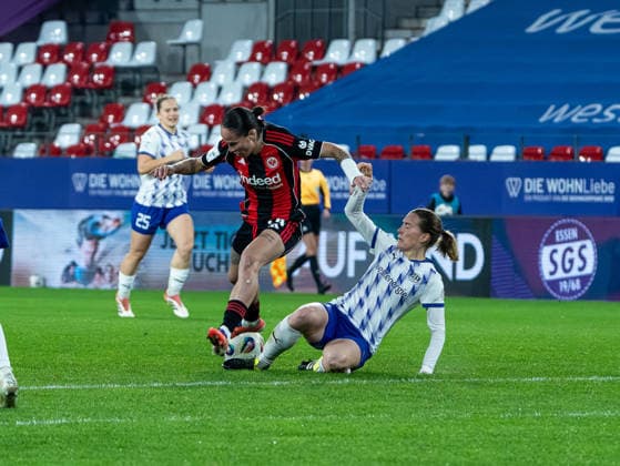 Geralidine Reuteler Eintracht Frankfurt Women, 14 in duel against Lena Ostermeier SGS Essen, 18 SGS Essen vs Eintracht Frankfurt, Football, Womens Bundesliga, Google Pixel Womens Bundesliga, Matchday 14, Season 2025 2026, 19 12 2025 DFB REGULATES PROHIBIT ANY USE OF PHOTOGRAPHS AS IMAGE SEQUENCES AND OR QUASI VIDEO, SGS Essen vs Eintracht Frankfurt, Football, Womens Bundesliga, Google Pixel Womens Bundesliga, Matchday 14, Season 2025 2026, 19 12 2025 Essen Copyright: xEibner-Pressefoto DamianxKruczynx EP_DKI