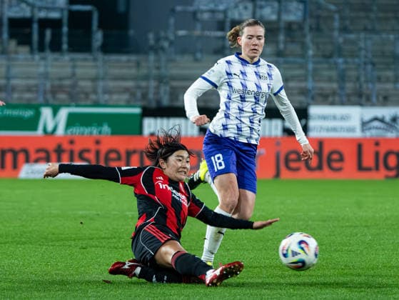 Remina Chiba Eintracht Frankfurt Women, 15 in duel against Lena Ostermeier SGS Essen, 18 SGS Essen vs Eintracht Frankfurt, Football, Women Bundesliga, Google Pixel Women Bundesliga, Matchday 14, Season 2025 2026, 19 12 2025 DFB REGULATES PROHIBIT ANY USE OF PHOTOGRAPHS AS IMAGE SEQUENCES AND OR QUASI VIDEO, SGS Essen vs Eintracht Frankfurt, Football, Womens Bundesliga, Google Pixel Womens Bundesliga, Matchday 14, Season 2025 2026, 19 12 2025 Essen Copyright: xEibner-Pressefoto DamianxKruczynx EP_DKI