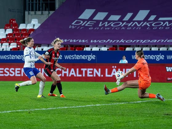 Kim Sindermann SGS Essen, 01 can hold the shot of Laura Freigang Eintracht Frankfurt Women, 10 SGS Essen vs Eintracht Frankfurt, Football, Womens Bundesliga, Google Pixel Womens Bundesliga, Matchday 14, Season 2025 2026, 19 12 2025 DFB REGULATES PROHIBIT ANY USE OF PHOTOGRAPHS AS IMAGE SEQUENCES AND OR QUASI VIDEO, SGS Essen vs Eintracht Frankfurt, Football, Womens Bundesliga, Google Pixel Womens Bundesliga, Matchday 14, Season 2025 2026, 19 12 2025 Essen Copyright: xEibner-Pressefoto DamianxKruczynx EP_DKI
