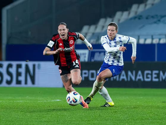 Geralidine Reuteler Eintracht Frankfurt Women, 14 is fouled by Lena Ostermeier SGS Essen, 18 SGS Essen vs Eintracht Frankfurt, Football, Women Bundesliga, Google Pixel Women Bundesliga, Matchday 14, Season 2025 2026, 19 12 2025 DFB REGULATES PROHIBIT ANY USE OF PHOTOGRAPHS AS IMAGE SEQUENCES AND OR QUASI VIDEO, SGS Essen vs Eintracht Frankfurt, Football, Womens Bundesliga, Google Pixel Womens Bundesliga, Matchday 14, Season 2025 2026, 19 12 2025 Essen Copyright: xEibner-Pressefoto DamianxKruczynx EP_DKI